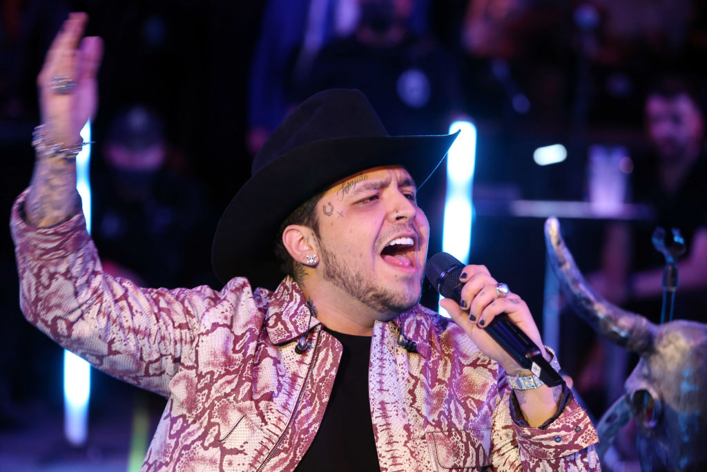 Christian Nodal Cantando En El Escenario