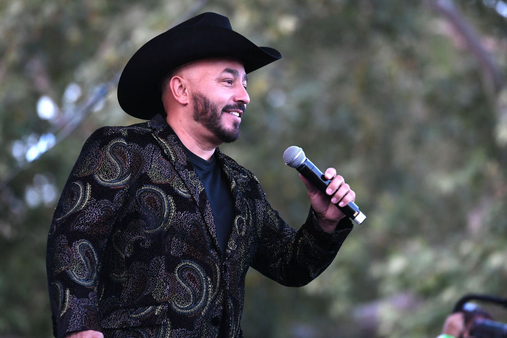 Lupillo Rivera Cantando En El Escenario En Los Ángeles