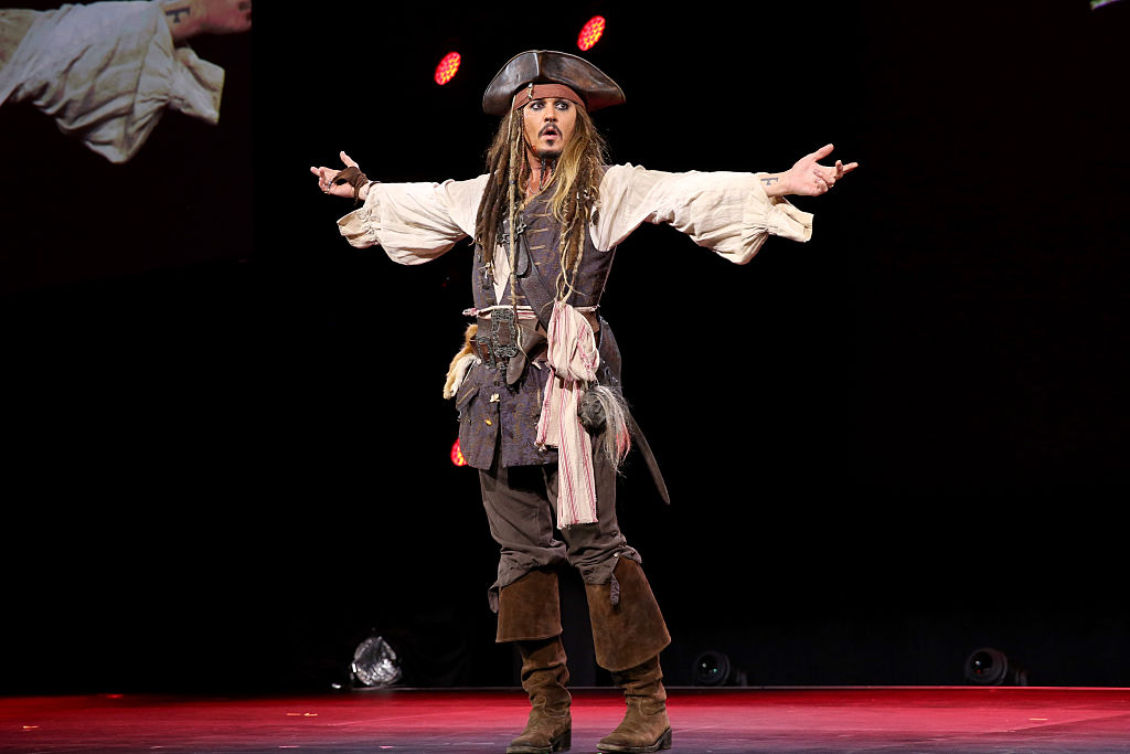¿Johnny Depp Volverá A Ser Jack Sparrow? Disney Le Pagaría Millones 1 2026 - El Botón &Quot;Worlds, Galaxies, And Universes: Live Action At The Walt Disney Studios&Quot; Presentation At Disney'S D23 Expo 2015