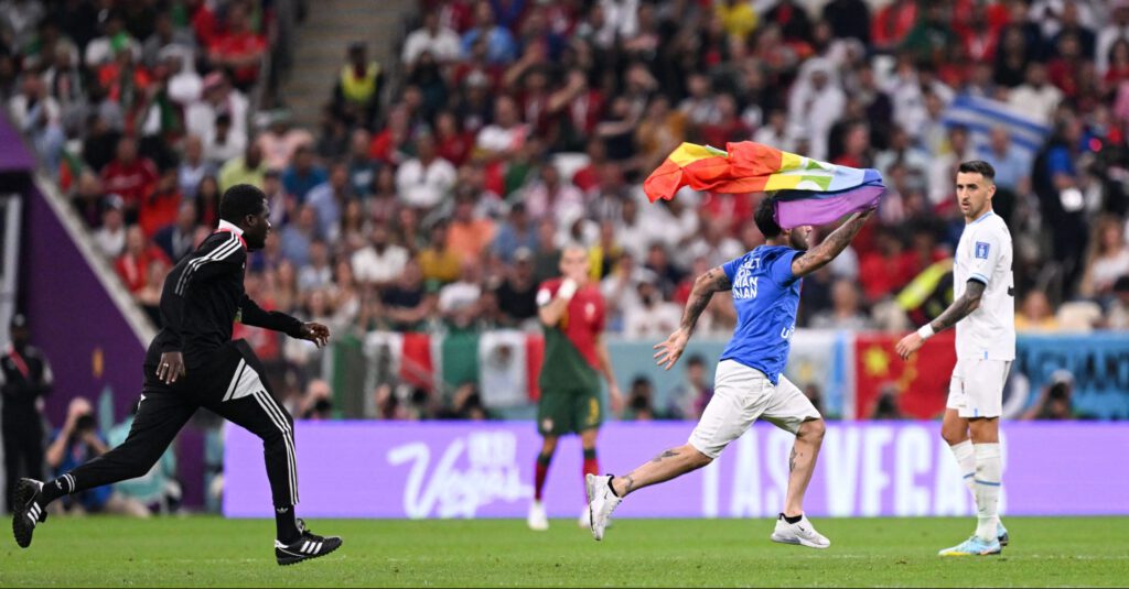 Gettyimages 1245186393 E1669676109360 El Mensaje Del Fan Que Entró Al Campo De Juego Con La Bandera Lgbt+ - 2026 - El Botón