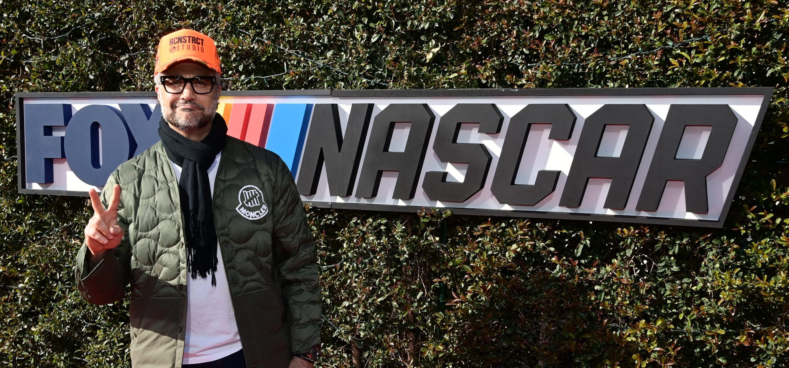 Jaime Camil cantó mal el Himno de Estados Unidos en la NASCAR