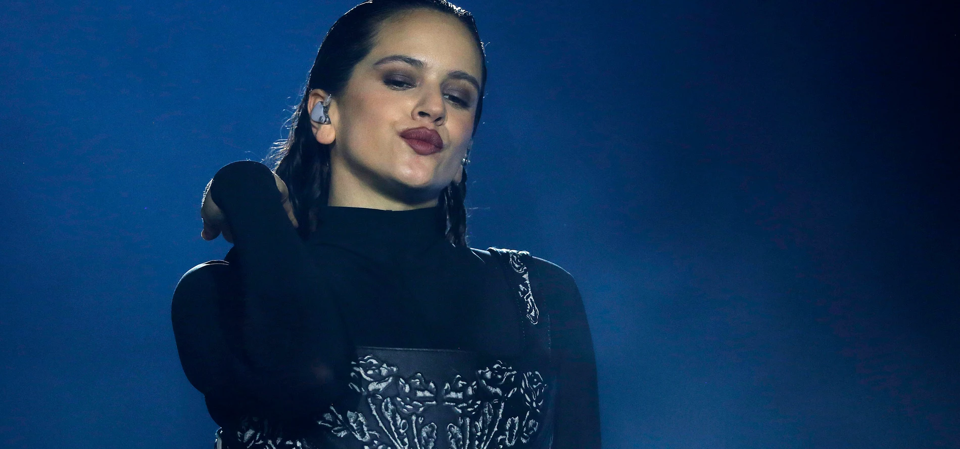 El cabello de Rosalía se quedó enredado en un ventilador durante show El cabello de Rosalía se quedó enredado en un ventilador durante show