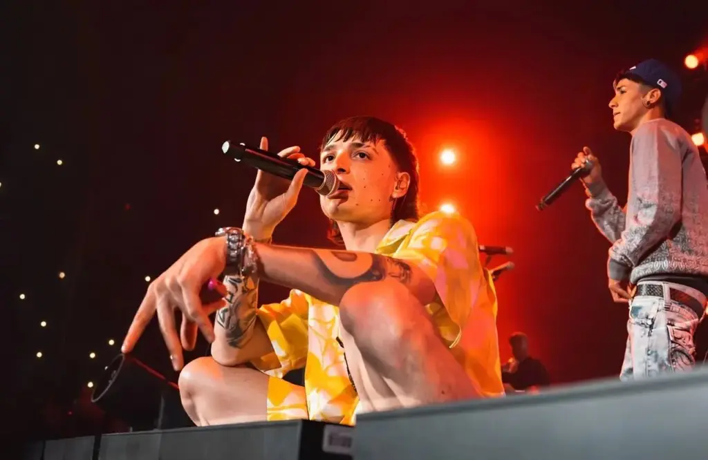 Peso Pluma Cantando En Concierto Jpg ¿Peso Pluma Contrató A Un Jugador De La Nfl Como Seguridad? - 2026 - El Botón