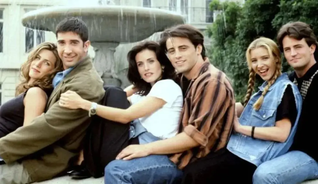 F.elconfidencial.com Original D96 Ee6 43E D96Ee643E5Cc9Cc8E814187B3898Ccaf Jpg E1698713926386 El Emotivo Adiós Del Reparto De Friends Tras La Muerte De Matthew Perry - 2026 - El Botón