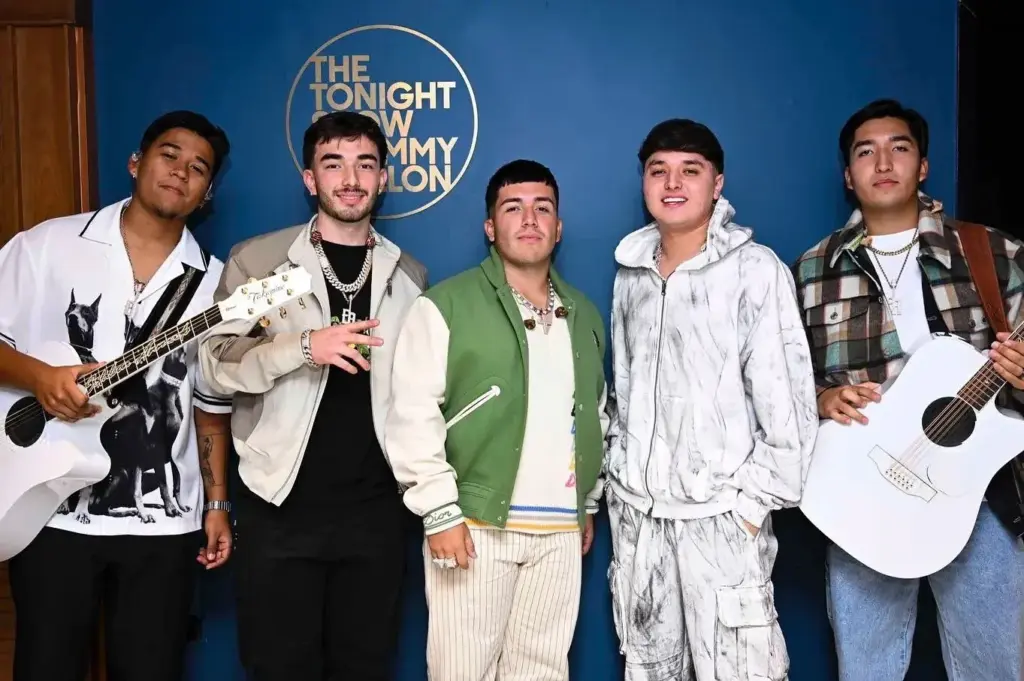 Eslabon Armado Gabito Ballesteros Peso Pluma.jpg 1047133378 Así Fue El Show De Gabito Ballesteros Y Eslabón Armado En Jimmy Fallon - 2026 - El Botón